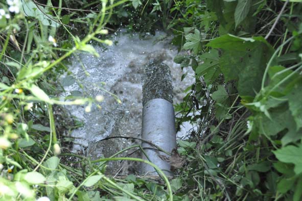 Đường ống nước thải chưa xử lý của Công ty cổ phần Đường ra môi trường.